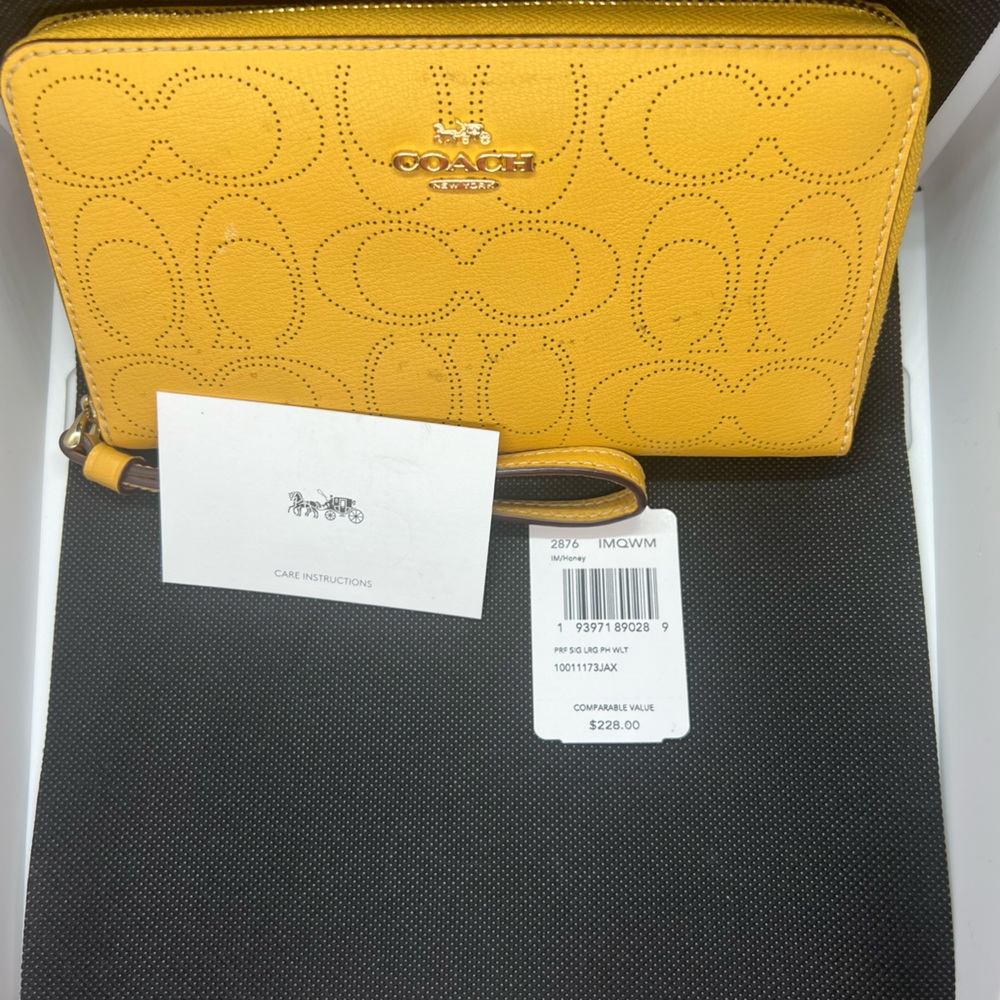 Women’s Coach Wristlet Wallet